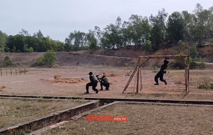 Thực hành kỹ thuật bắn súng và vượt địa hình tấn công khủng bố giải cứu con tin.