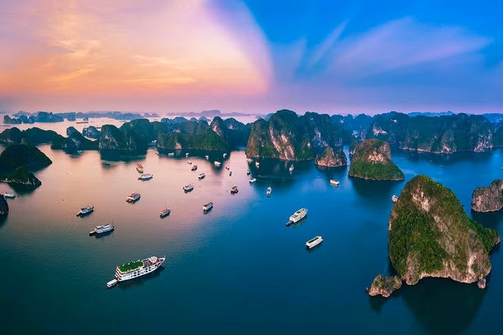 Theo kinh nghiệm đi Hạ Long chúng ta nên thuê thuyền đi khám phá.