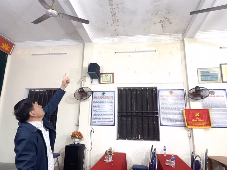 Nhà văn hoá thôn 9, xã Hạ Long (huyện Vân Đồn) được xây dựng đã lâu, hiện đang bị xuống cấp, trần nhà nứt ngang nên cứ trời mưa là dột.