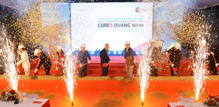 Các đại biểu làm lễ động thổ, khởi công dự án.