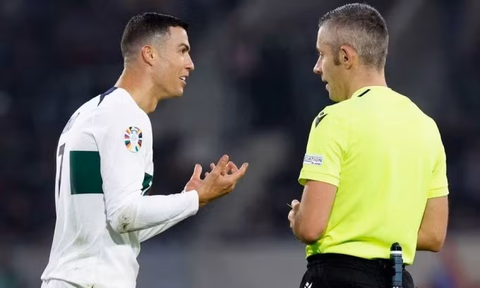 Ngoài ghi bàn, Ronaldo còn gây tranh cãi với pha ăn vạ và nhận thẻ vàng ở hiệp hai. Ảnh: Reuters