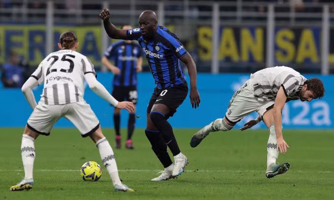 Lukaku (giữa) thắng pha tranh chấp với Locatelli (phải) trong hiệp một trận đấu trên sân Meazza ngày 19/3. Ảnh: inter.it