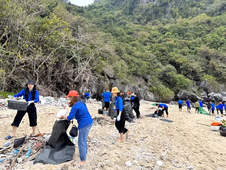 Cụm Đoàn số 2 (Thành Đoàn Hạ Long) ra quân hưởng ứng chiến dịch "Hãy làm sạch biển" năm 2023 trên đảo Áng Dù, Vịnh Hạ Long. Ảnh: Thành Đoàn Hạ Long