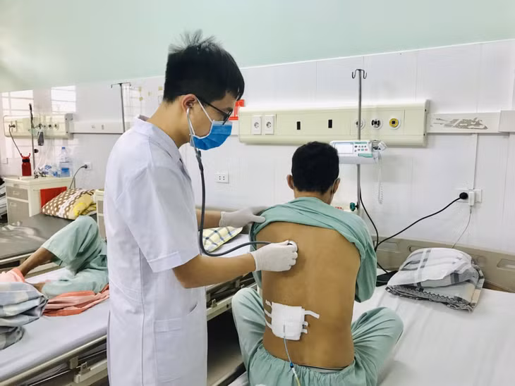 Bác sĩ Khoa Bệnh Nhiệt Đới, Bệnh viện Bãi Cháy thăm khám cho bệnh nhân mắc bệnh whitmore.