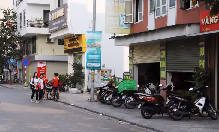 Tuyến đường gom Nguyễn Văn Cừ (TP Hạ Long) vẫn thường xuyên có tình trạng lấn chiếm vỉa hè, lòng đường, khiến người dân, học sinh phải đi xuống lòng đường, tiềm ẩn nhiều nguy hiểm.