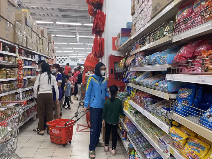 Người dân mua sắm tại Siêu thị GO! Hạ Long.
