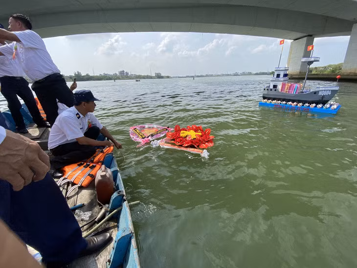 Hoa đăng được thả trôi trên sông Hàn cầu siêu cho anh linh 64 liệt sĩ Gạc Ma - Ảnh: B.D.