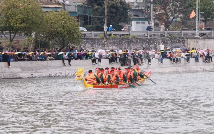 Đua thuyền trong lễ hội đền Cửa Ông 2023.