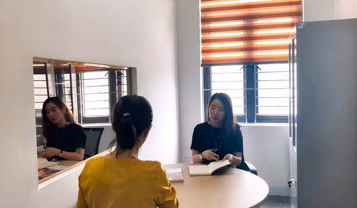 Nhân viên Ngôi nhà Ánh Dương tư vấn cho một đối tượng bị bạo lực gia đình.