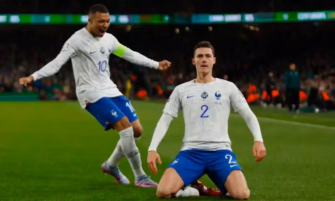 Anh trượt dài trên mặt sân mừng bàn, khi thủ quân Kylian Mbappe đến chia vui. Ảnh: Reuters