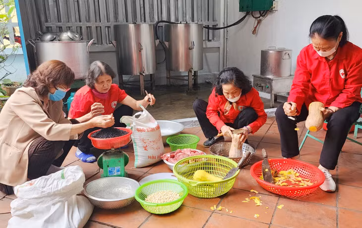 Các hội viên Chi hội CTĐ khu 6 (phường Thanh Sơn, TP Uông Bí) chuẩn bị "Nồi cháo nhân đạo" phục vụ bệnh nhân đang điều trị tại Bệnh viện Việt Nam - Thụy Điển Uông Bí.
