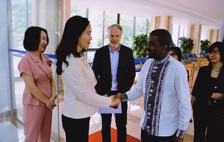 Phó Chủ tịch UBND tỉnh Nguyễn Thị Hạnh chào mừng Giám đốc Trung tâm Di sản Thế giới Lazare Eloundou Assomo đến thăm và làm việc tại Quảng Ninh.
