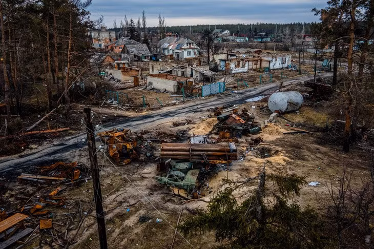 Những ngôi nhà bị phá hủy tại làng Sosnove, Donetsk. Ảnh: AFP
