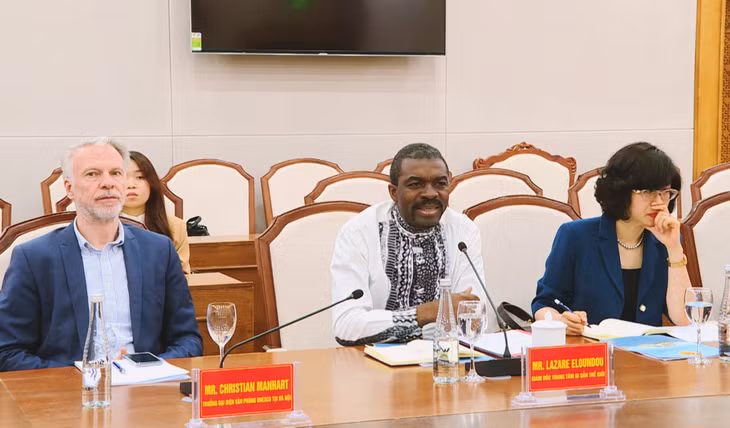 Giám đốc Trung tâm Di sản Thế giới Lazare Eloundou Assomo phát biểu tại buổi làm việc.