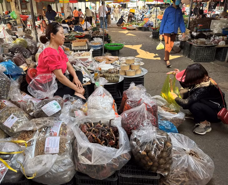 Một quầy bán dược liệu tại chợ thị trấn Tiên Yên (huyện Tiên Yên).