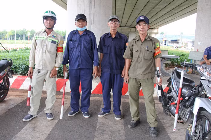 Biệt đội xe ôm ngăn tai nạn ở ngã tư “tử thần” 2