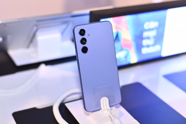 Galaxy A là dòng điện thoại bán chạy nhất tại Việt Nam. Ảnh: Xuân Sang.