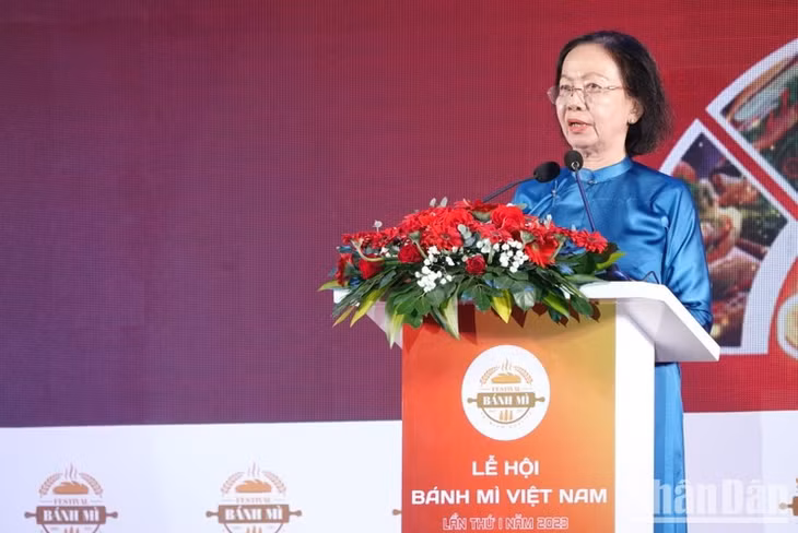 Bà Nguyễn Thị Khánh, Chủ tịch Hiệp hội Du lịch Thành phố Hồ Chí Minh, phát biểu tại lễ khai mạc.