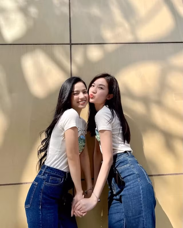Đôi bạn thân rất chăm diện đồ đôi.