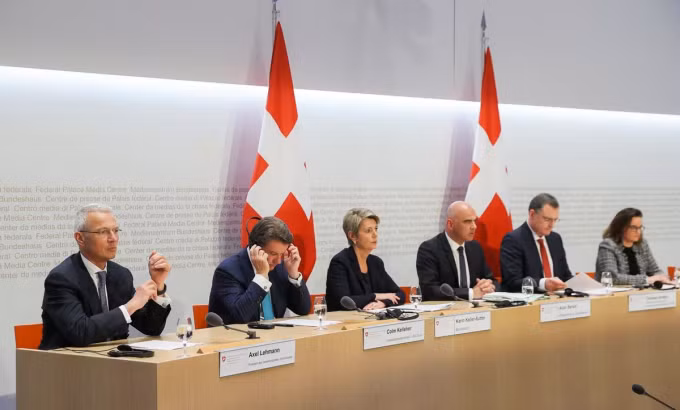 Các lãnh đạo tham gia buổi họp báo về thương vụ UBS - Credit Suisse hôm 19/3. Ảnh: Reuters