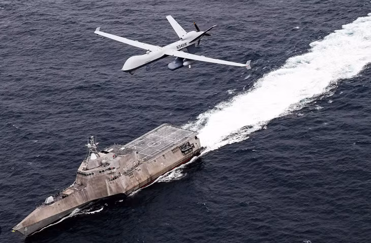 Một chiếc MQ-9 bay phía trên tàu USS Coronado của Mỹ. Ảnh: AP