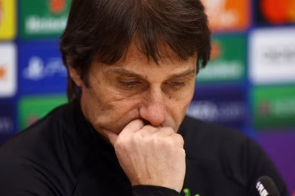HLV Conte phải trả giá vì công khai chỉ trích ban lãnh đạo Tottenham. Ảnh: Reuters.