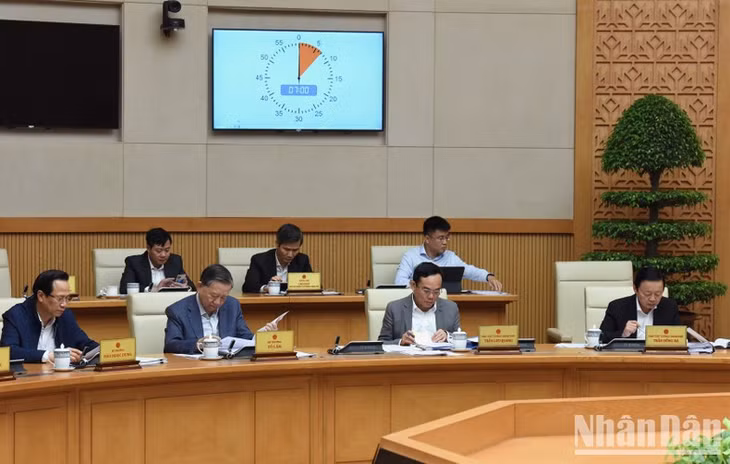 Các đồng chí Phó Thủ tướng và các bộ trưởng tham dự phiên họp.