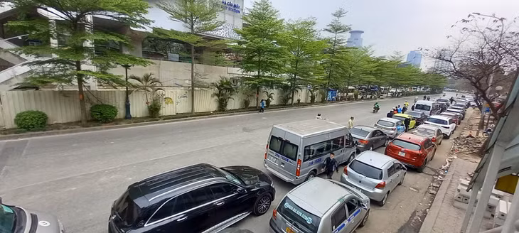 Ôtô xếp hàng chờ đăng kiểm. Ảnh: Hiếu Anh
