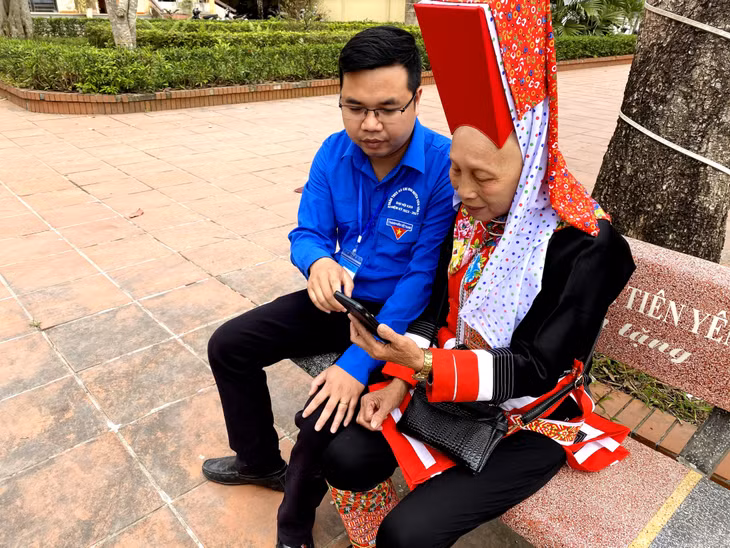 Đoàn viên xã Đông Ngũ (huyện Tiên Yên) hướng dẫn người dân cài đặt các ứng dụng chuyển đổi số.