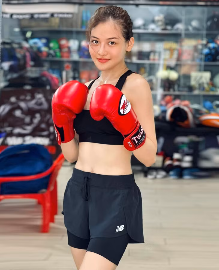 Cô dành thời gian rảnh để tập luyện, chơi thể thao.