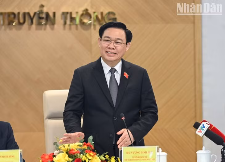 Chủ tịch Quốc hội Vương Đình Huệ phát biểu ý kiến tại buổi làm việc với Bộ Thông tin và Truyền thông. (Ảnh: Duy Linh)
