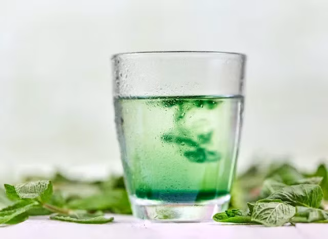 Nước diệp lục có các thành phần hoạt tính, có tác dụng đốt cháy mỡ bụng và giữ vẻ ngoài trẻ trung. Ảnh: Shutterstock.