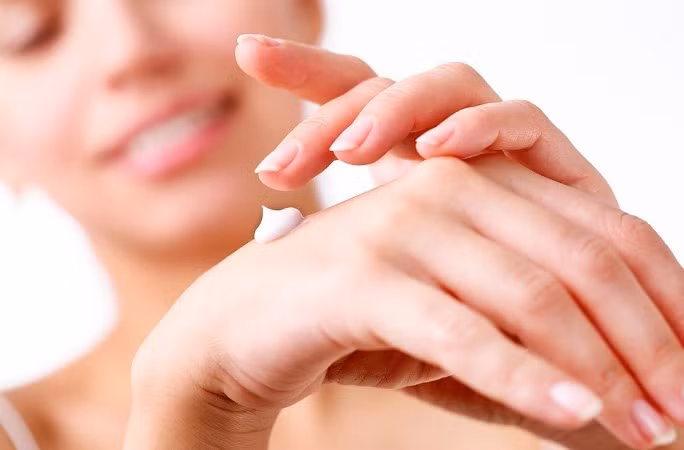 Kem chống nắng có tác dụng bảo vệ da khỏi các tia cực tím.