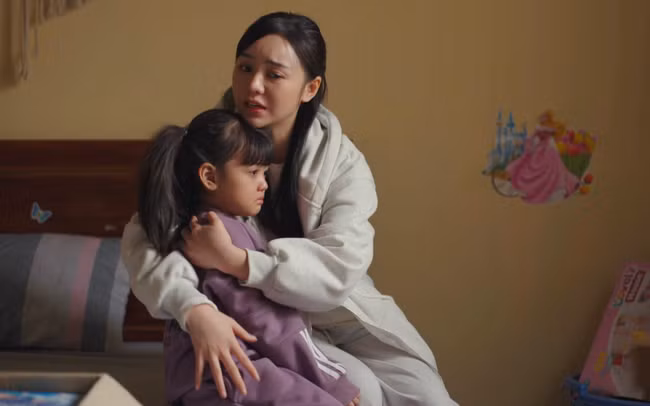 Vai mẹ đơn thân của Quỳnh Kool trong Đừng làm mẹ cáu có nhiều cảnh quay xúc động. Ảnh: CMH.
