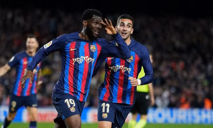 Kessie (số 19) mừng bàn ấn định thắng lợi cho Barca trong trận đấu tại Camp Nou ngày 19/3. Ảnh: Reuters &amp; FC Barcelona