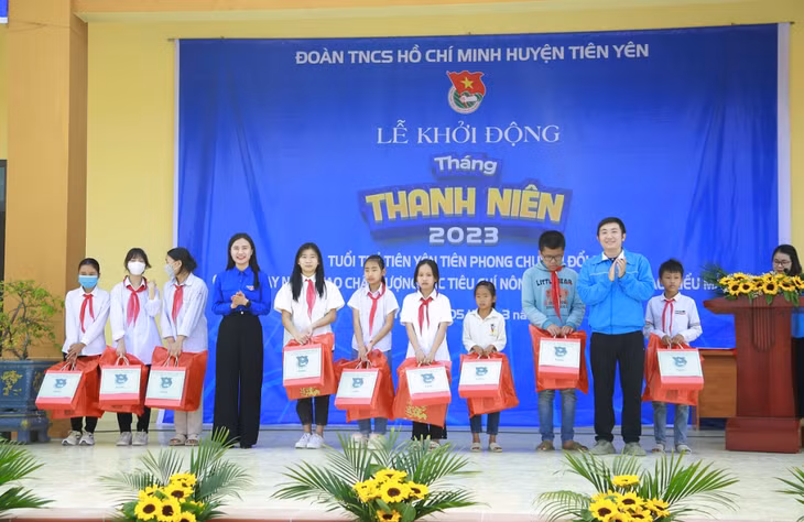 Lãnh đạo Tỉnh Đoàn và Đoàn Khối cơ quan chính quyền huyện Tiên Yên trao quà cho các em học sinh có hoàn cảnh khó khăn của xã Đồng Rui, huyện Tiên Yên