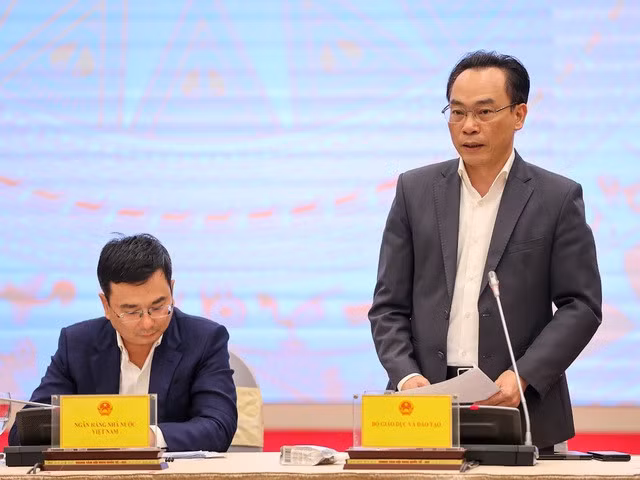 Thứ trưởng Bộ GD&amp;ĐT Hoàng Minh Sơn: Giữa cung và cầu, giữa số lượng vào và số chỗ để tiếp nhận khác nhau nên thi hay xét tuyển thì áp lực cũng không hề giảm mà chỉ chuyển từ chỗ này sang chỗ khác, thời gian này sang thời gian khác - Ảnh: VGP/Nhật Bắc