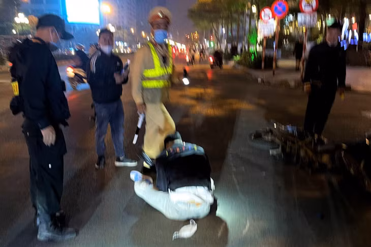 P.M.D. sau khi bỏ chạy gây tai nạn cho các phương tiện trên đường.
