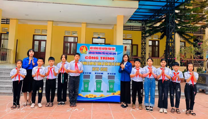 Đoàn Thanh niên huyện Tiên Yên gắn biển công trình măng non Ngôi nhà phân loại rác thải.