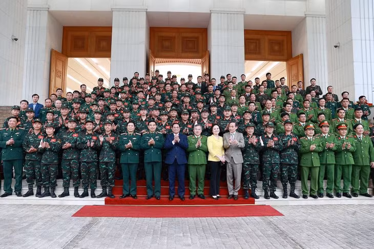 Thủ tướng Phạm Minh Chính với các lực lượng tham gia cứu hộ, cứu nạn tại Thổ Nhĩ Kỳ. Ảnh: Dương Giang/TTXVN