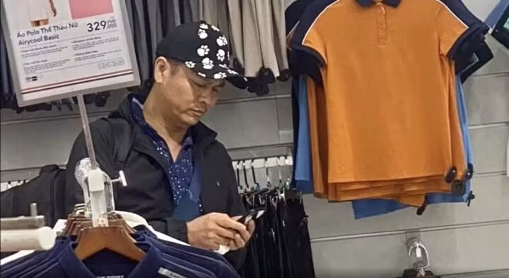Sau khi tới TP Pleiku, nghi phạm Yang Zhong Wu vào mua sắm tại một cửa hàng quần áo.
