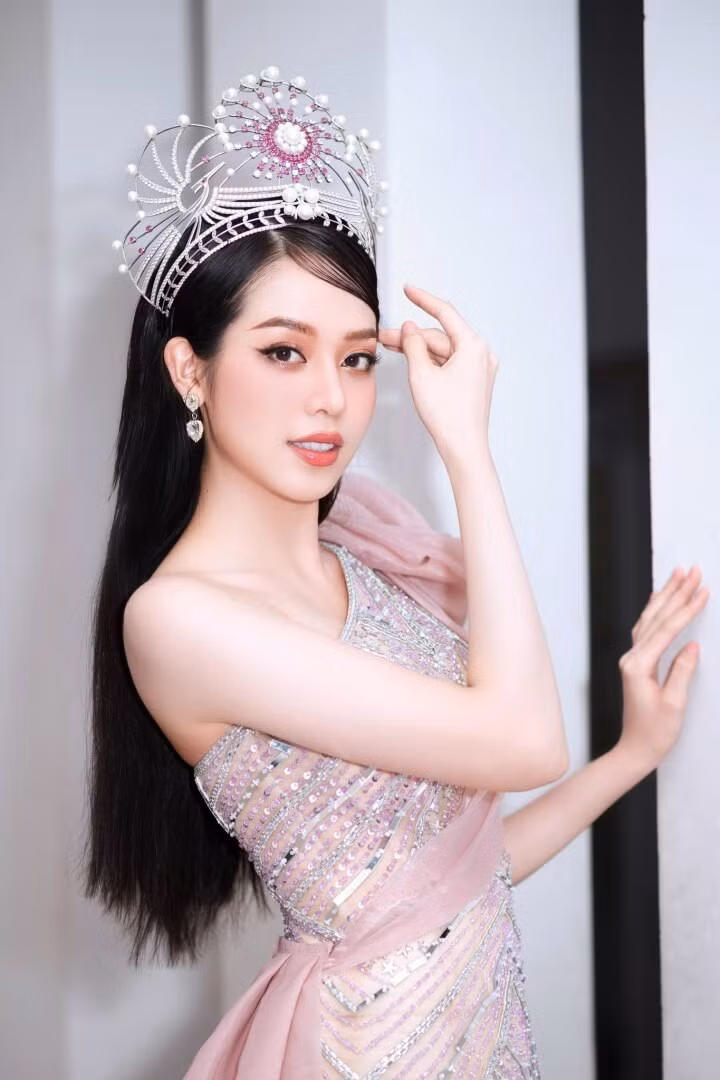 Không phủ nhận rằng, Thanh Thủy có sự lột xác ngoạn mục, gương mặt thanh tú, vóc dáng cân đối hơn hẳn thời mới đăng quang.