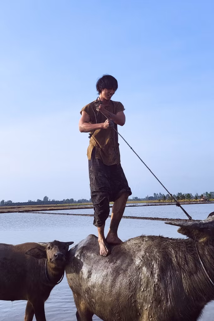 Diễn viên Tuấn Trần (chưa công bố vai) tập cưỡi trâu khi quay "Đất rừng phương Nam". Ảnh: Nhân vật cung cấp
