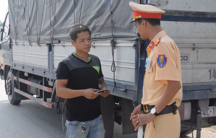 Lực lượng CSGT kiểm tra, nhắc nhở các lái xe chấp hành nghiêm Luật giao thông khi điều khiển phương tiện tham gia giao thông trên đường.