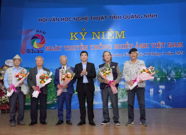 Các nghệ sĩ nhiếp ảnh có nhiều đóng góp cho Nhiếp ảnh Quảng Ninh được vinh danh tại buổi lễ.