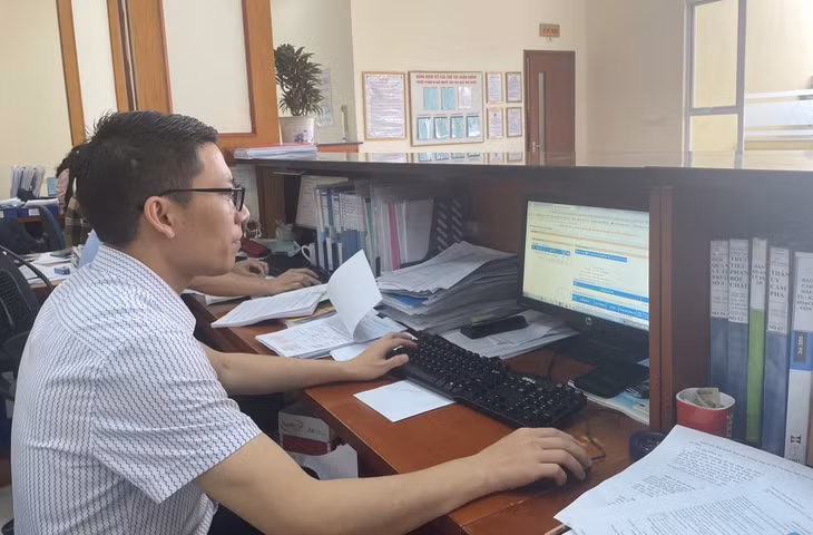 Cán bộ Kho bạc Nhà nước TP Cẩm Phả xử lý hồ sơ qua mạng.