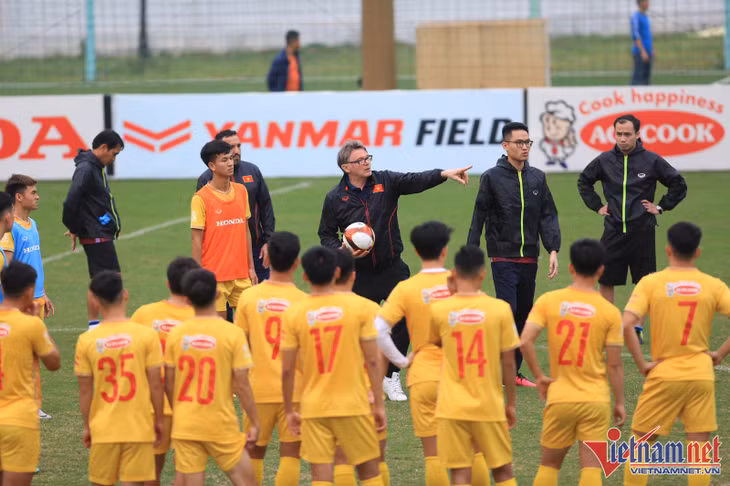 HLV Philippe Troussier loại nhiều cầu thủ sau đợt tập trung đầu tiên