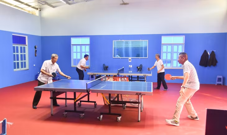 Người dân khu phố 4 (phường Bãi Cháy, TP Hạ Long) duy trì tập luyện bóng bàn tại nhà văn hóa khu.