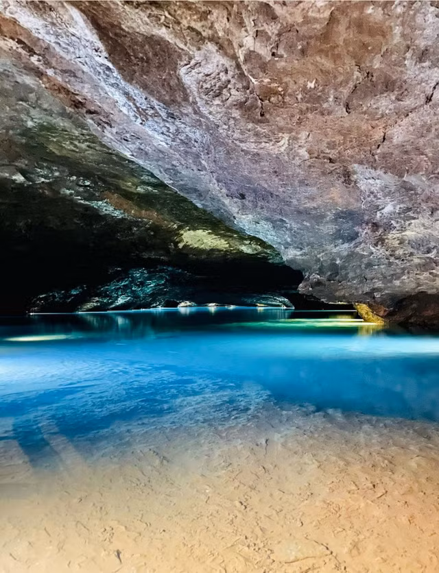 Hồ Lost Sea, Mỹ. Nằm ở tiểu bang Tennessee, đây là hồ ngầm lớn nhất ở nước Mỹ và lớn thứ hai trên thế giới. Nằm trong hệ thống hang ngầm rộng lớn Craighead Caverns, hồ Lost Sea thu hút những du khách đi thuyền hoặc đi bộ để chiêm ngưỡng nhũ đá và măng đá xung quanh.