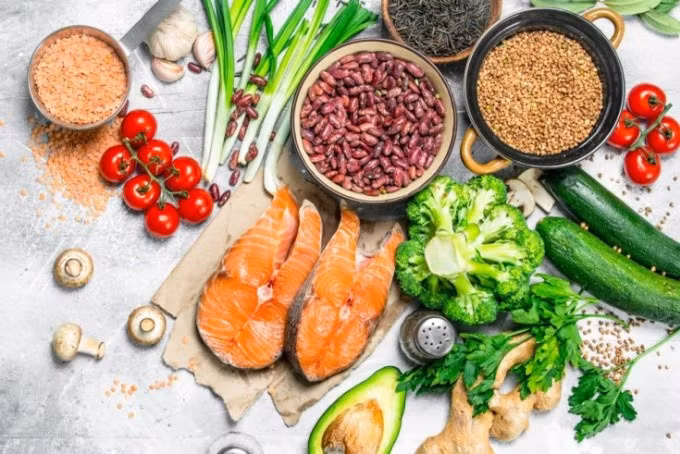 Bữa ăn cần đảm bảo nguyên tắc cân đối dinh dưỡng, đủ lượng protein cần thiết cho cơ thể. Ảnh minh họa: Shutterstock.